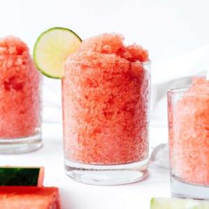 Einfache Wassermelonen-Granita 10 Wassermelonen-Granita in einem Glas mit Limettendekoration