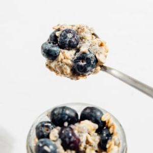 Heidelbeer Overnight Oats (Super einfaches Rezept) 10 Löffel voller Blaubeer Overnight Oats.