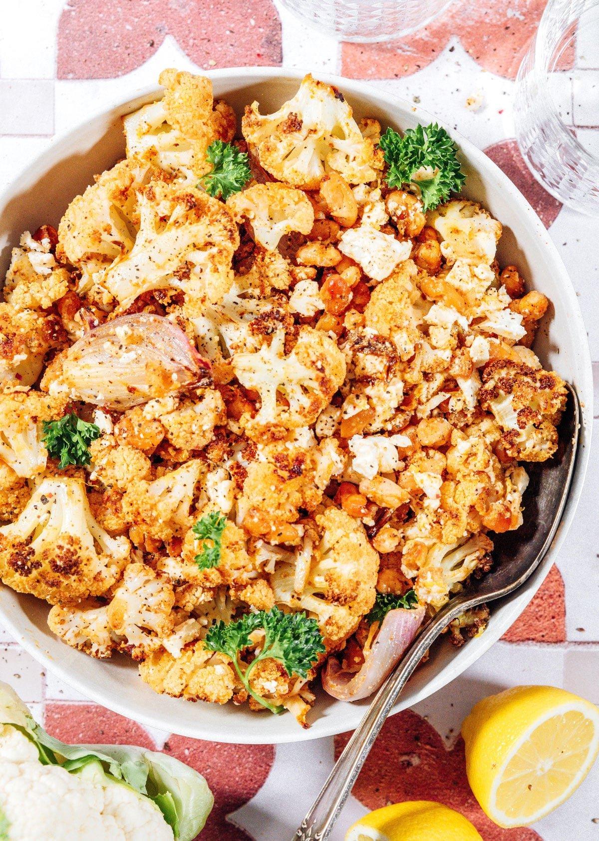 Gerösteter Blumenkohlsalat mit knusprigen Bohnen 10 Ein Teller mit geröstetem Blumenkohlsalat, von oben fotografiert.
