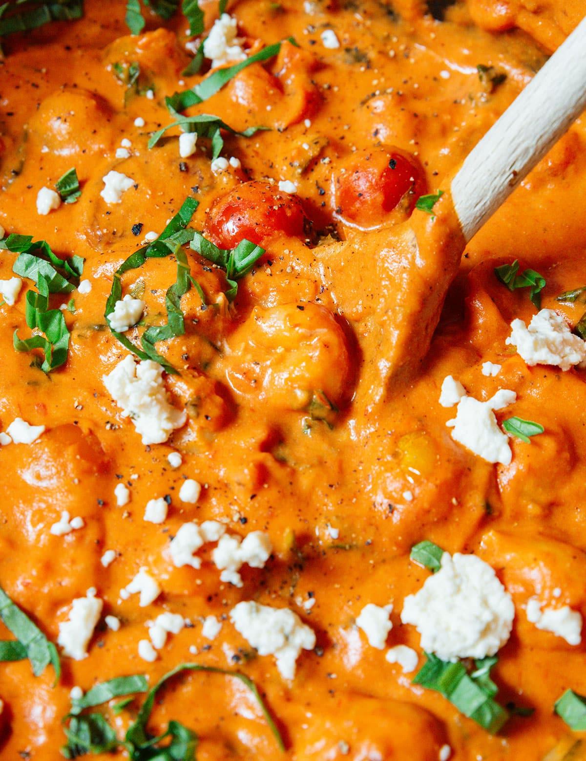 **Gebackene Boursin-Gnocchi** 10 Schüssel mit Ofen-Gnocchi.