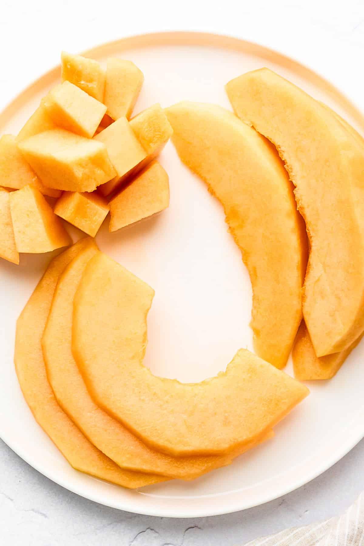Wie man eine Cantaloupe schneidet (Ohne einen Finger zu verlieren!) 10 So schneiden Sie eine Kantalupemelone.