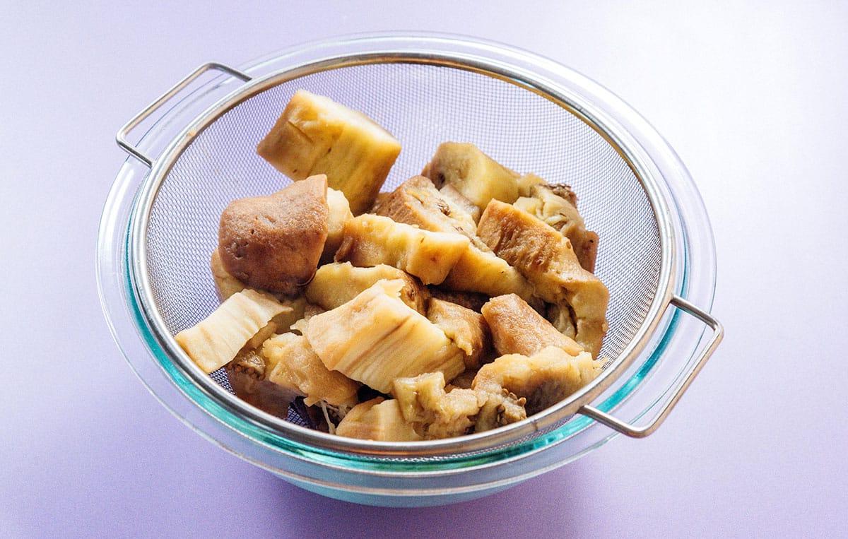 Griechischer Auberginen-Dip (Melitzanosalata) 10 Geröstete und gewürfelte Aubergine in einem Sieb.