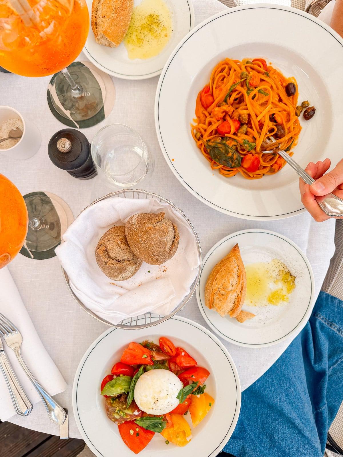 Ein Feinschmecker in Frankreich 10 Nahaufnahme des Eiffelturms, gesehen von einem erhöhten Punkt aus, vielleicht einem Restaurantbalkon.