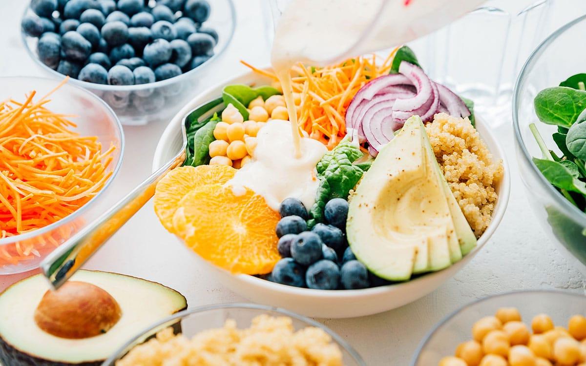 **Wie man eine Buddha Bowl zusammenstellt** 10 Buddha Bowl Rezept mit Obst und Gemüse in einer Schüssel