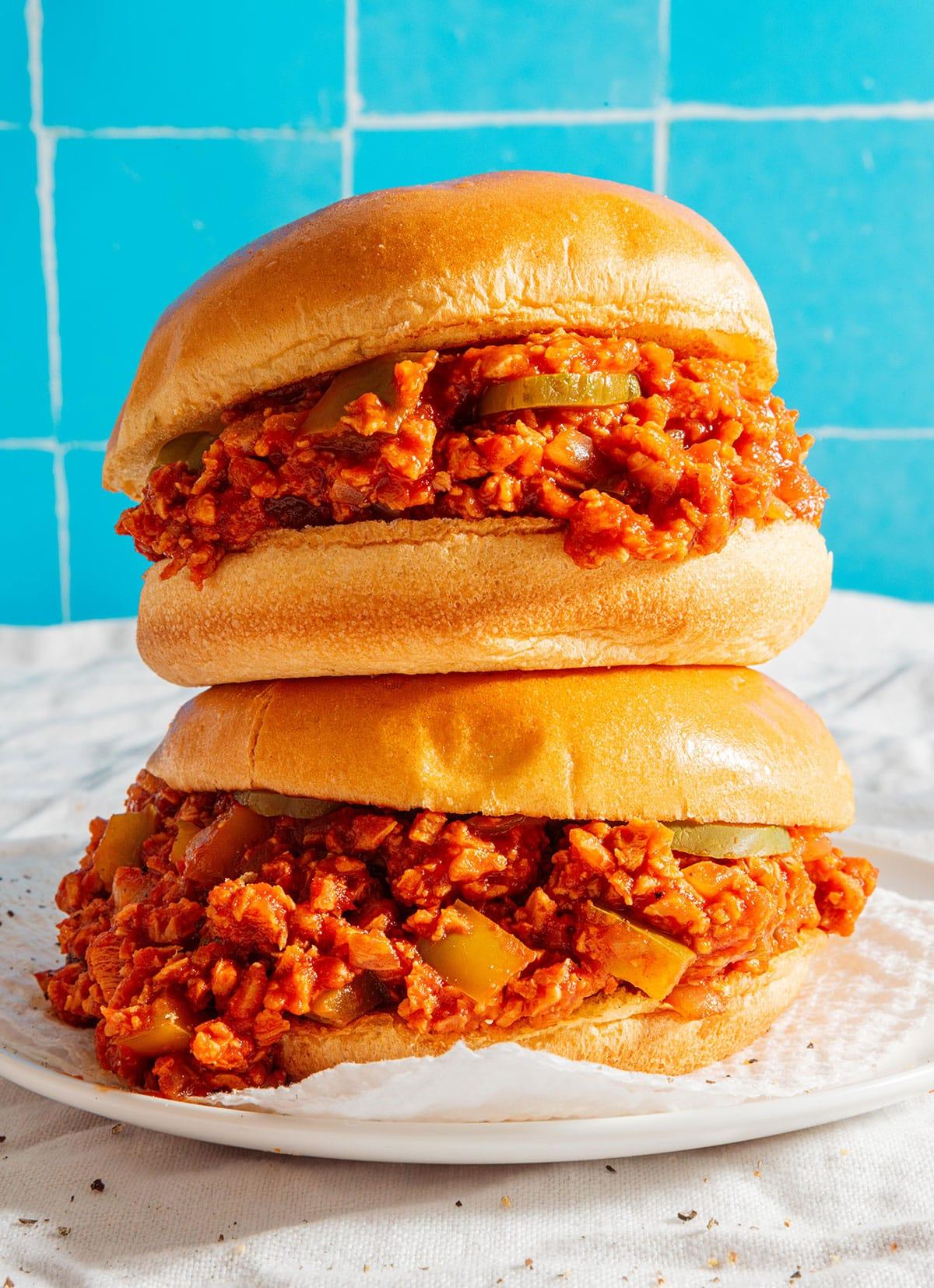 Vegetarische 31-Tage-Herausforderung 10 Vegane Sloppy Joes gestapelt.