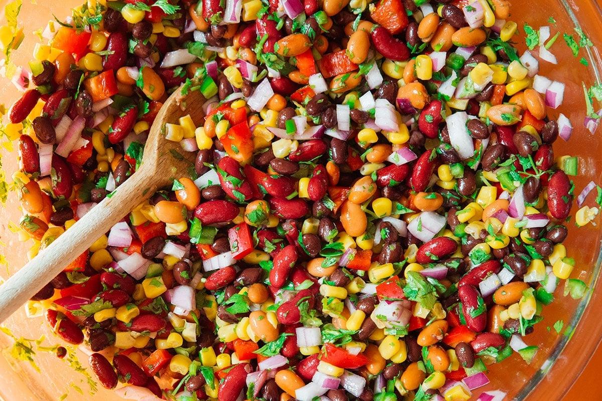 Zutaten für mexikanischen Bohnensalat in einer Schüssel.