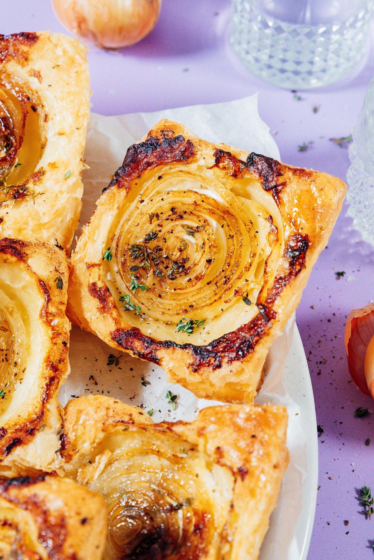 **Gestürzte Zwiebeltarte mit Brie** 10 Zwiebeltarte auf einem Teller.