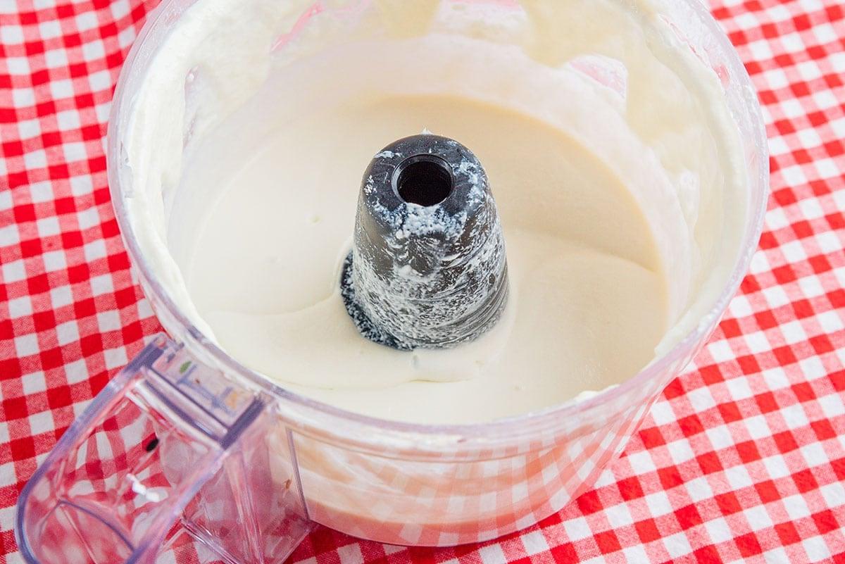 Feta-Dip in einem Food Processor.