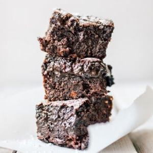 Saftige Schwarze-Bohnen-Brownies 10 Nahaufnahme von drei gestapelten Schwarzen Bohnen Brownies.