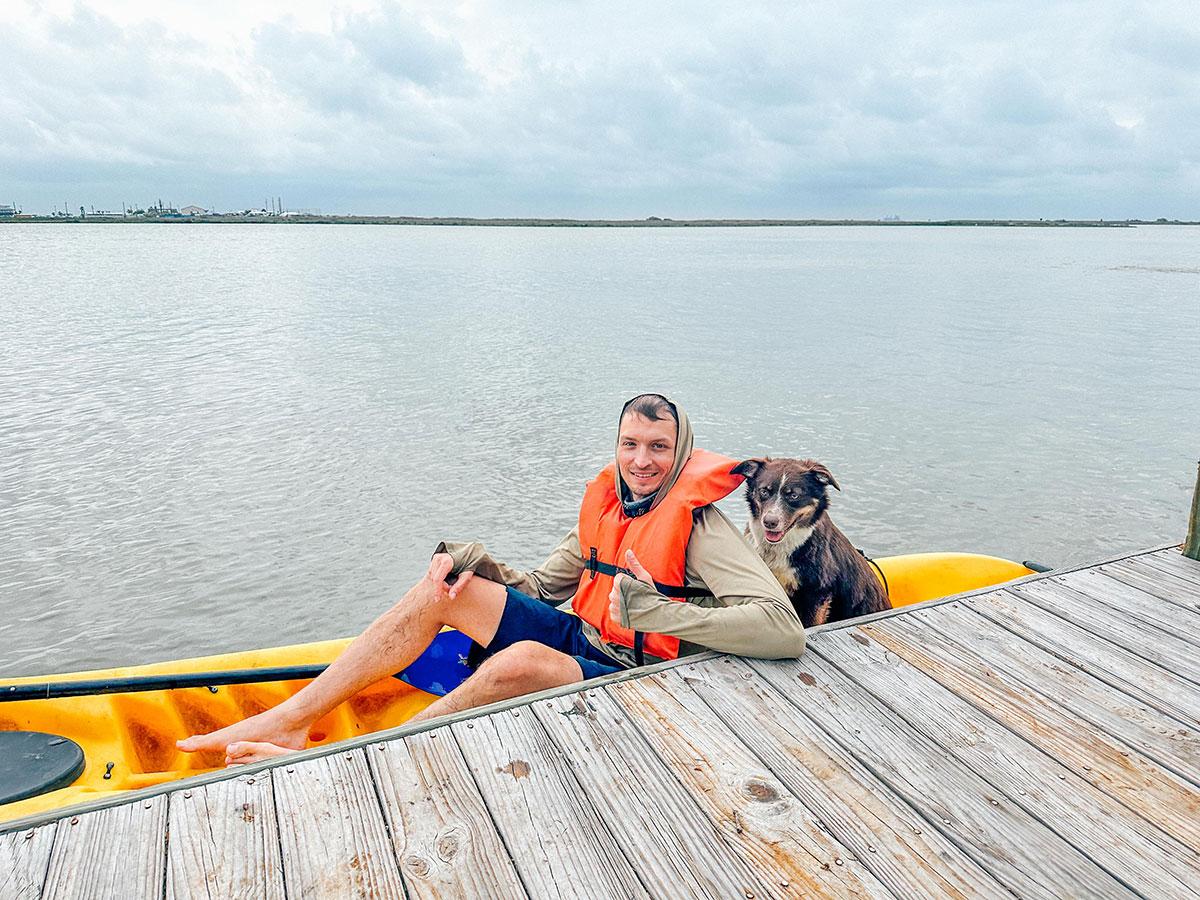 Lasst uns plaudern: April 2023 10 Hund Rhubarb spielt am Strand mit Möwen