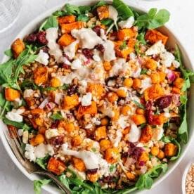 **10 Arten, Hummus zu essen (+ Rezepte!)** 10 Süßkartoffelsalat mit Körnern und Preiselbeeren.