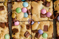Effortless Easter M&M Chocolate Chip Blondies