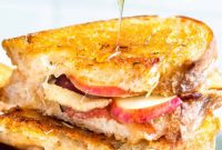 Sweet & Savory Bacon Apple Grilled Cheese